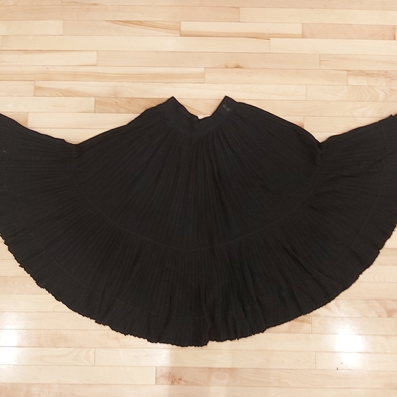 Mondi black tierd pleated skirt - Picture 1 of 6